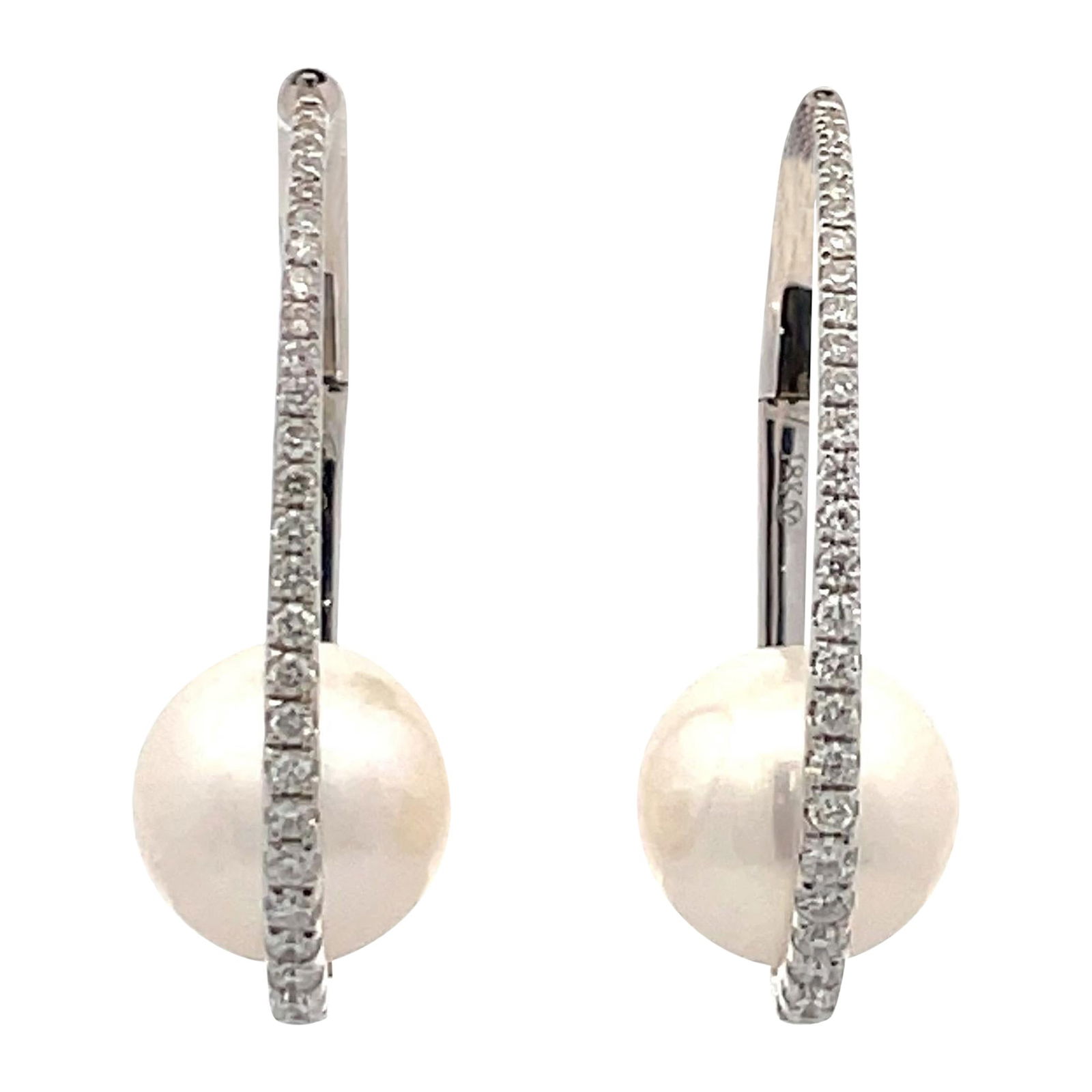 Harbor Diamonds 18K White Gold Diamond Freshwater Pearl Hoop Earrings 0.50ct: Harbor Diamonds 18K White Gold Diamond Freshwater Pearl Hoop Earrings 0.50ct Elevate your style with these exquisite 18 Karat White Gold hoop earrings, showcasing a stunning combination of 52 round br