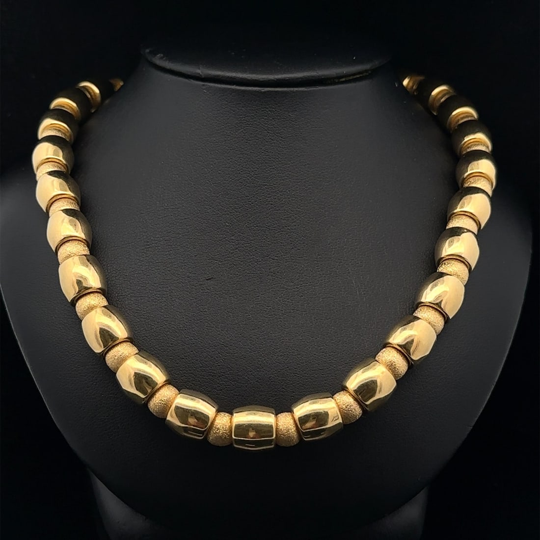 Vintage Italian 18k Yellow Gold Barrel Textured Bead Necklace Chain: Vintage Italian 18k Yellow Gold Barrel Textured Bead Necklace Chain This exquisite vintage necklace showcases a stunning combination of polished barrel and textured round bead designs, expertly crafte