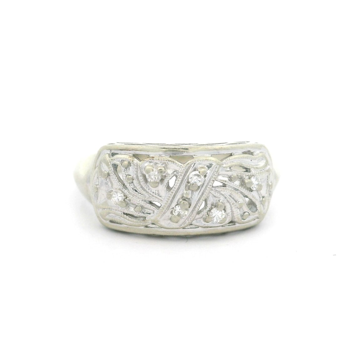 Vintage 14k White Gold Floral Design Ring with 0.06ct Diamonds: Vintage 14k White Gold Floral Design Ring with 0.06ct Diamonds This exquisite vintage ring showcases a stunning floral design, crafted from solid 14k white gold. The ring features six natural genuine