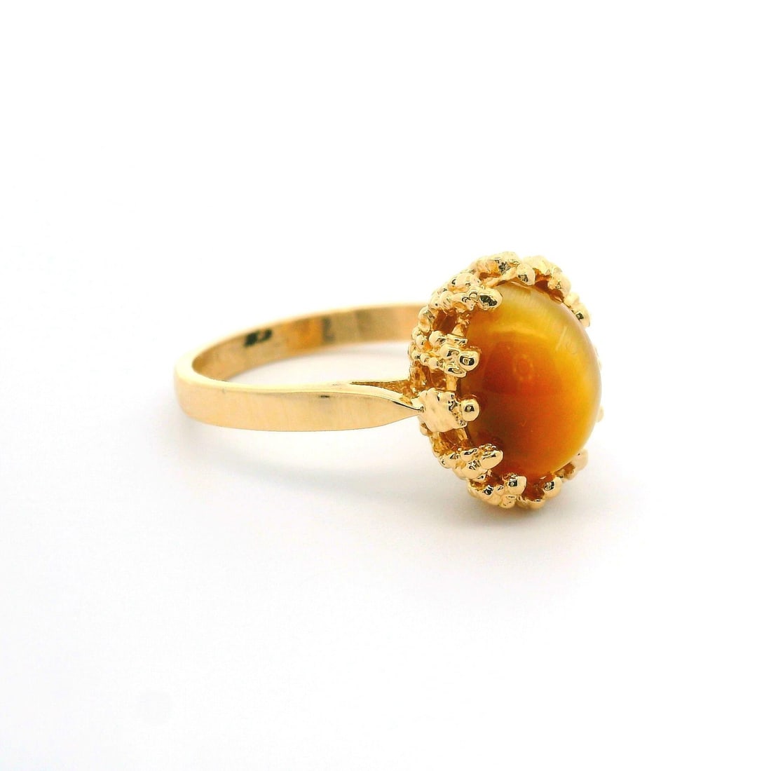 Vintage 14k Yellow Gold Tiger's Eye Cocktail Ring Prong Set: Vintage 14k Yellow Gold Tiger's Eye Cocktail Ring Prong Set Elevate your jewelry collection with this vintage cocktail ring featuring a stunning natural genuine Tiger's Eye stone. The ring showcases a