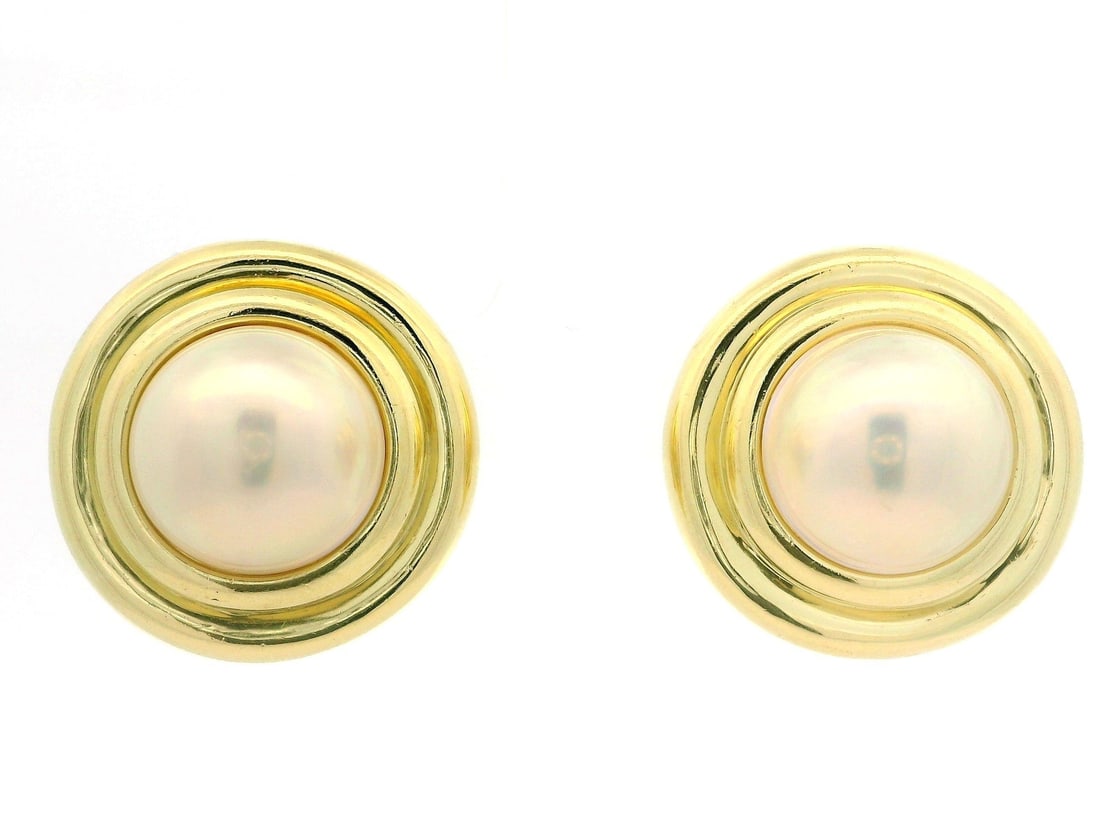 18K Yellow Gold Omega Mabe Pearl Button Earrings 13.8mm: 18K Yellow Gold Omega Mabe Pearl Button Earrings 13.8mm These exquisite earrings feature large, genuine cultured Mabe pearls set in polished 18k solid yellow gold. The round button-shaped pearls measu