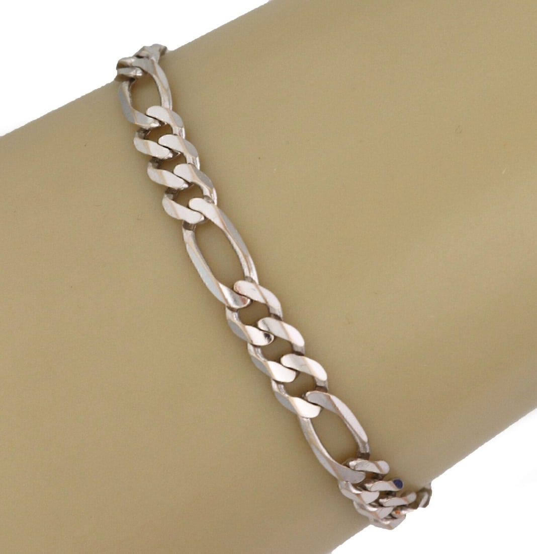 Vintage 14k White Gold Figaro Link Bracelet 8.25 Inch: Vintage 14k White Gold Figaro Link Bracelet 8.25 Inch This vintage Figaro chain link bracelet is crafted from 14k white gold and features a classic link design. The bracelet is hallmarked 14k Italy an