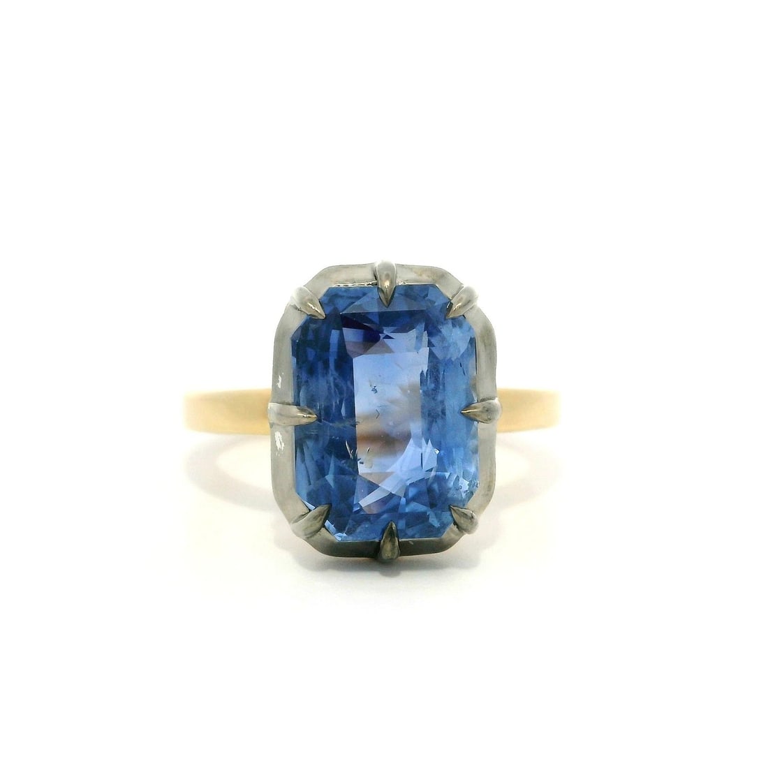 18k Yellow Gold GIA Certified 6.10ct No Heat Sapphire Solitaire Ring: 18k Yellow Gold GIA Certified 6.10ct No Heat Sapphire Solitaire Ring This exquisite solitaire ring features a stunning 6.10ct natural sapphire, certified by GIA, showcasing a captivating blue color an