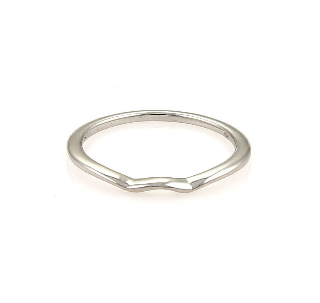 18k White Gold Flat Curved Band by Hearts On Fire Size 6.5: 18k White Gold Flat Curved Band by Hearts On Fire Size 6.5 This authentic Hearts On Fire flat curved band ring is crafted in solid 18k white gold, featuring a sleek and elegant curved profile. With it