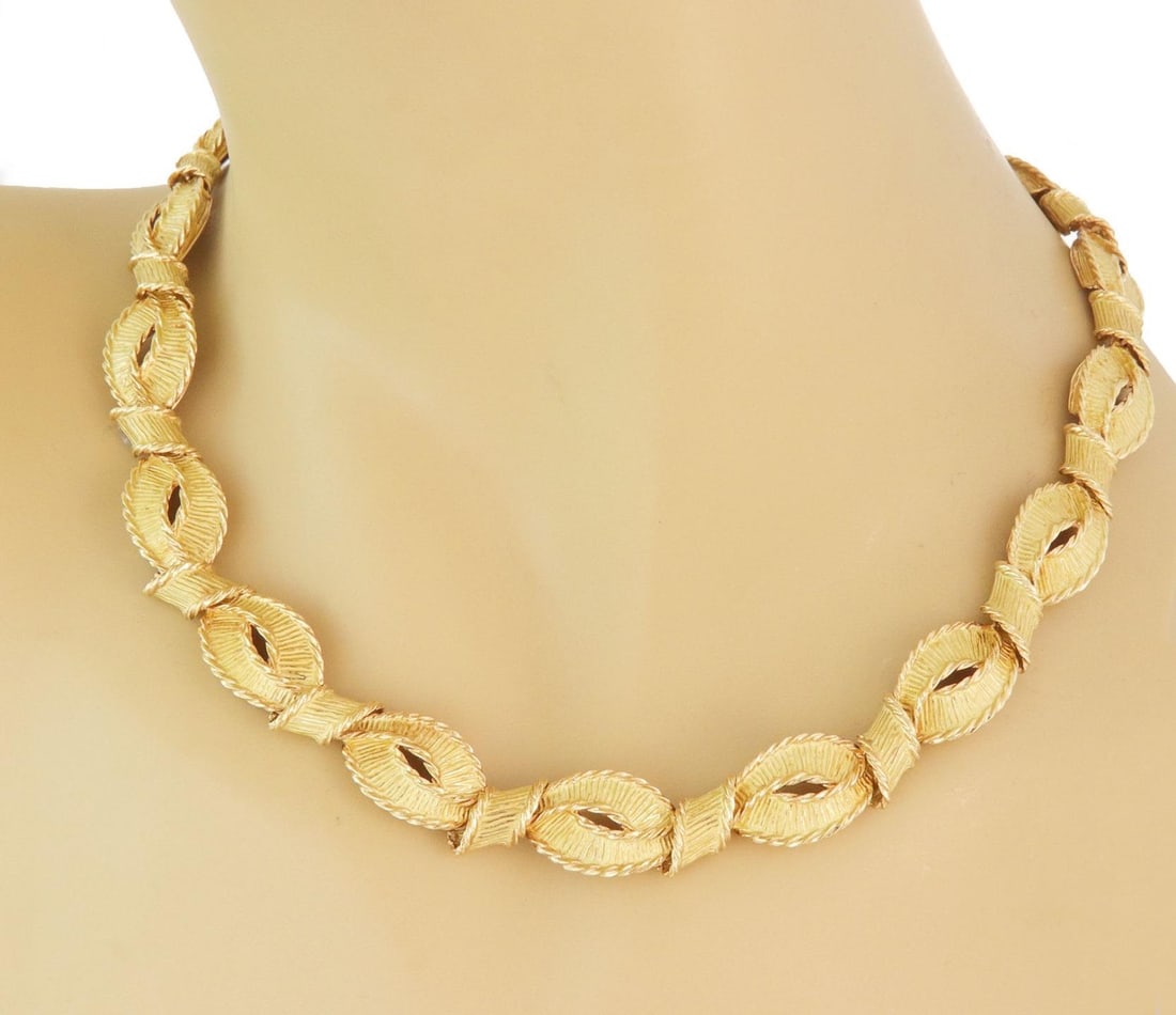 Tiffany & Co 1988 Vintage 18k Yellow Gold Collar Necklace: Tiffany & Co 1988 Vintage 18k Yellow Gold Collar Necklace This stunning vintage collar necklace from Tiffany & Co. features a luxurious design crafted from 18k yellow gold. The necklace showcases wide