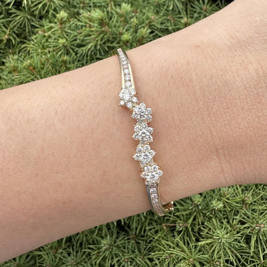 14k Yellow Gold 1.60ct Diamond Cluster Wavy Bangle Bracelet: 14k Yellow Gold 1.60ct Diamond Cluster Wavy Bangle Bracelet This stunning 14k yellow gold bangle bracelet showcases a magnificent cluster of fiery diamonds, totaling approximately 1.60 carats. Featuri