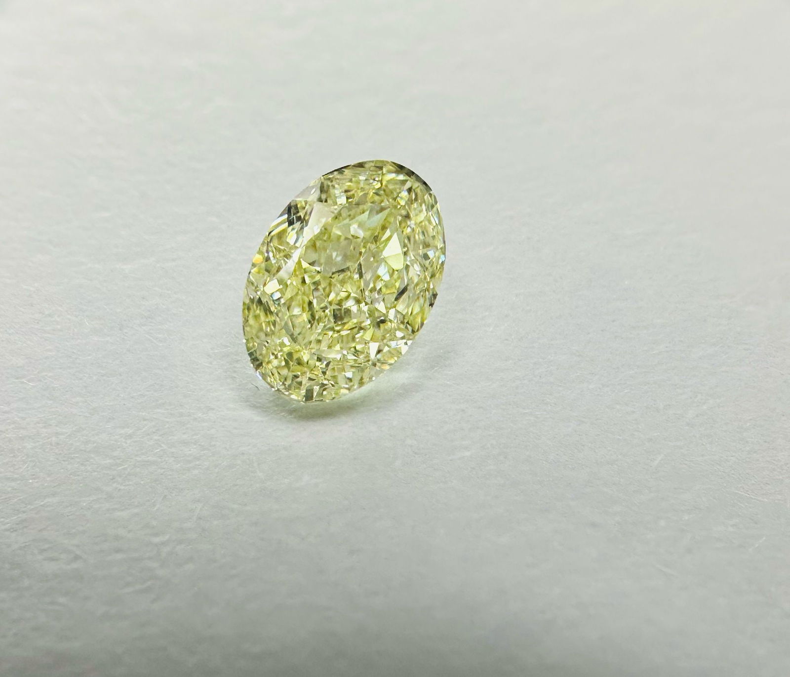 Loose Diamond - OVAL 1.06ct W-X VVS2: Loose Diamond - OVAL 1.06ct W-X VVS2 Source: Natural Shape: OVAL Carats: 1.06 Color: W-X Certification: GIA Video: