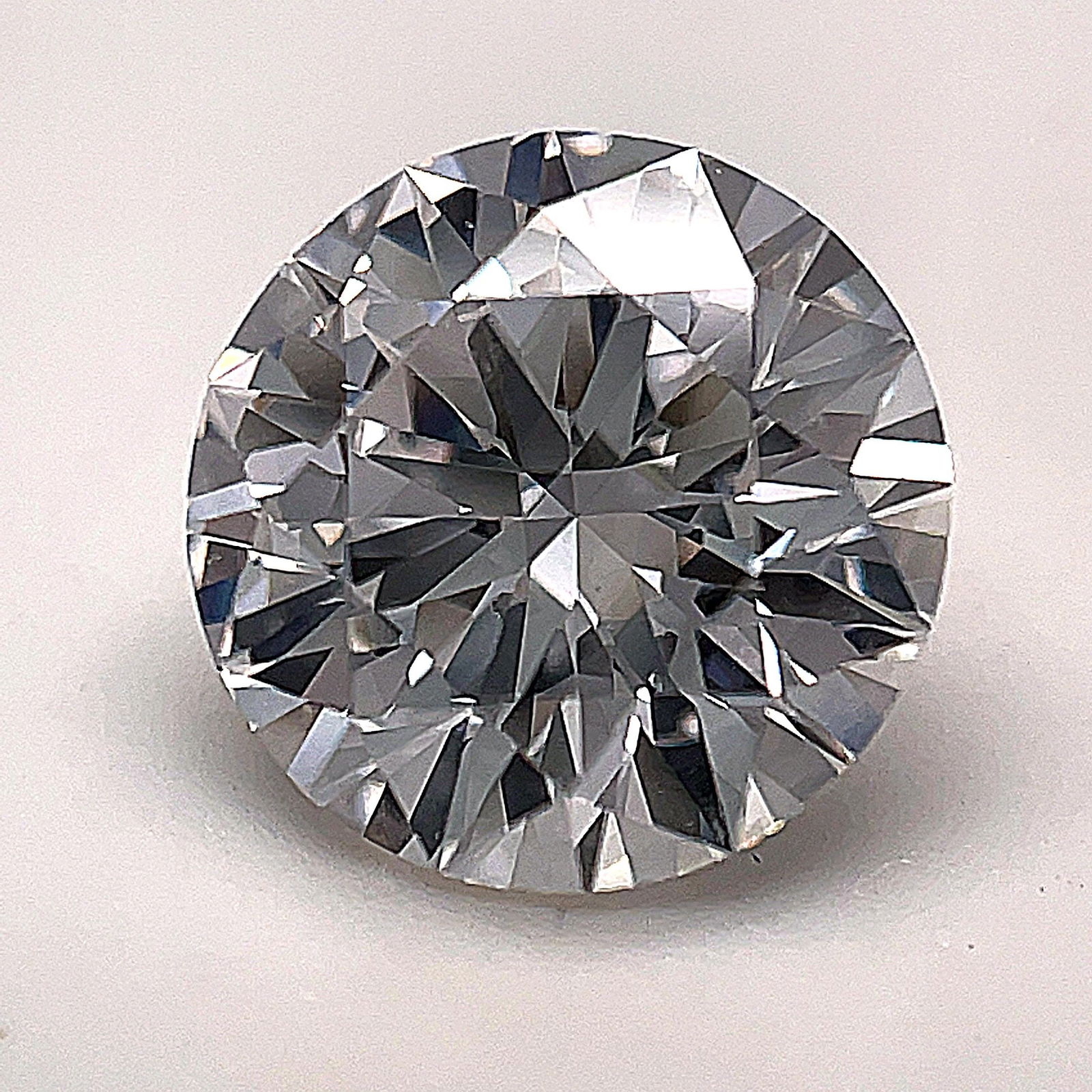 Loose Diamond - ROUND 1.91ct E VS2: Loose Diamond - ROUND 1.91ct E VS2 Source: Natural Shape: ROUND Carats: 1.91 Color: E Clarity: VS2 Certification: GIA Video: