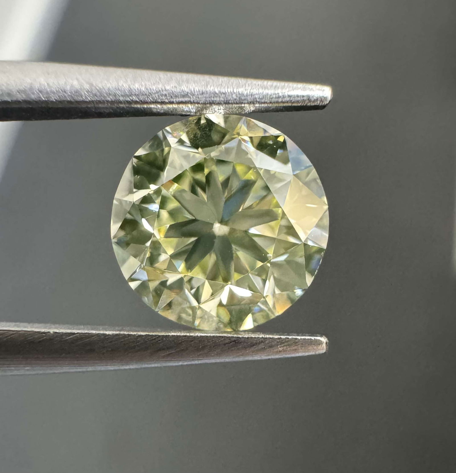 Loose Diamond - ROUND 1.01ct Light Green Yellow VS1: Loose Diamond - ROUND 1.01ct Light Green Yellow VS1 Source: Natural Shape: ROUND Carats: 1.01 Color: Light Green Yellow Certification: GIA Video: