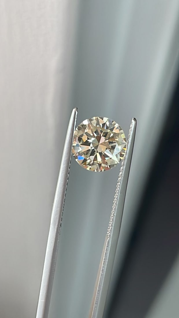 Loose Diamond - ROUND 2.1ct L VVS2: Loose Diamond - ROUND 2.1ct L VVS2 Source: Natural Shape: ROUND Carats: 2.1 Color: L Clarity: VVS2 Certification: NONE The Diamond Depot Guarantee: All items in this auction are guaranteed to be 100%