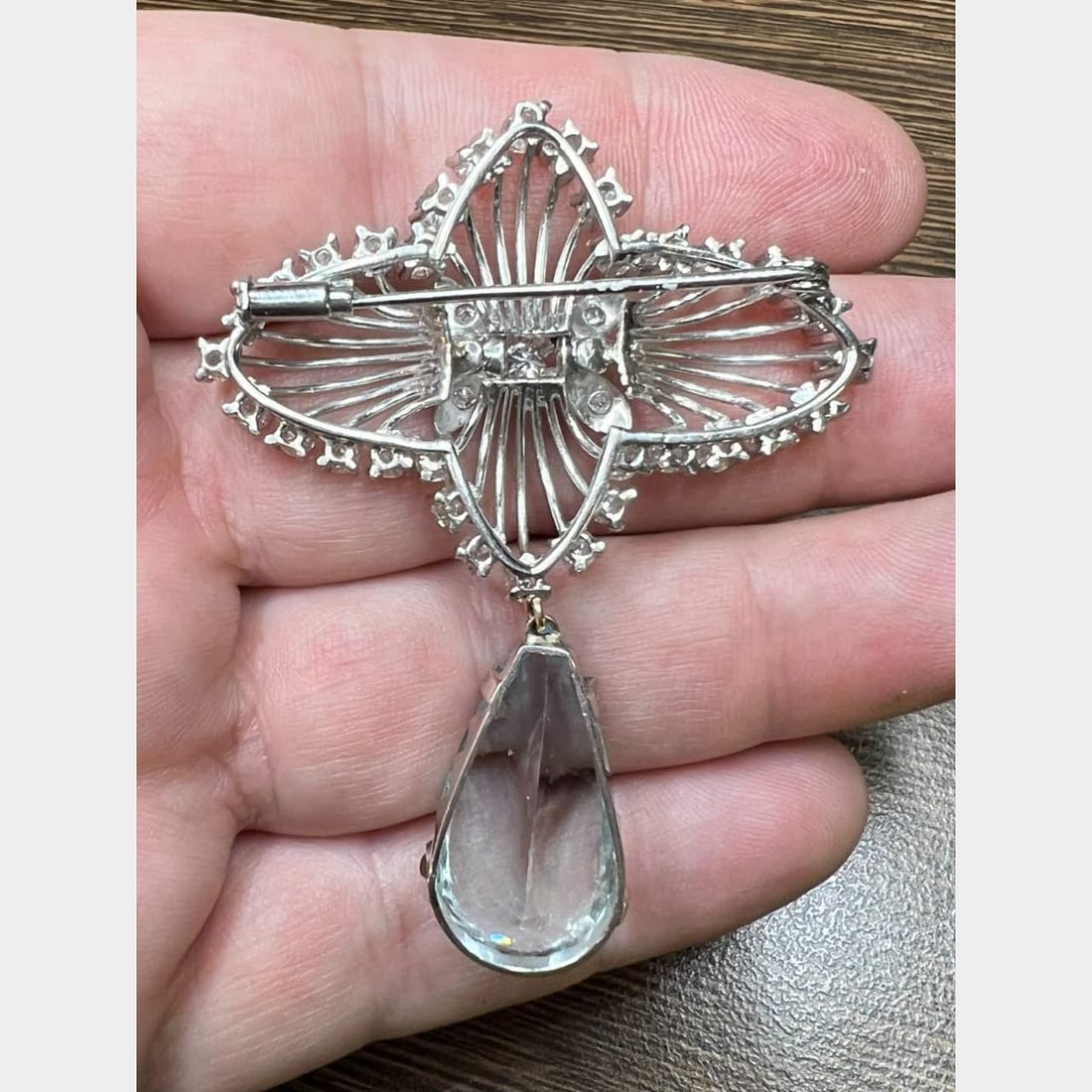 Vintage Platinum Aquamarine 22ct & Diamond 4ct Brooch: Vintage Platinum Aquamarine 22ct & Diamond 4ct Brooch This exquisite Retro Platinum Brooch features a stunning central aquamarine gemstone weighing approximately 22.00 ct, surrounded by 37 Old Mine Di