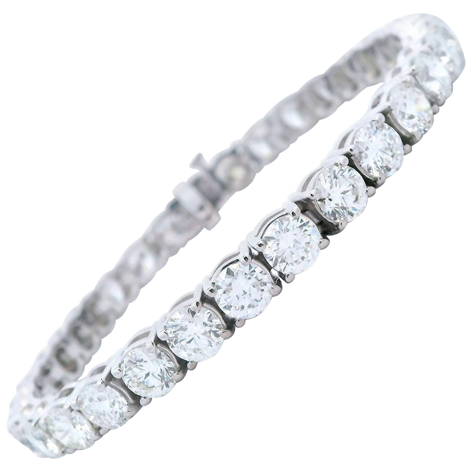 16.70ct F VS1 Diamond Tennis Bracelet 18k White Gold: 16.70ct F VS1 Diamond Tennis Bracelet 18k White Gold This exquisite 16.70 ct diamond tennis bracelet features an average of 0.50 ct per diamond, set in luxurious 18k white gold. The bracelet is adorne