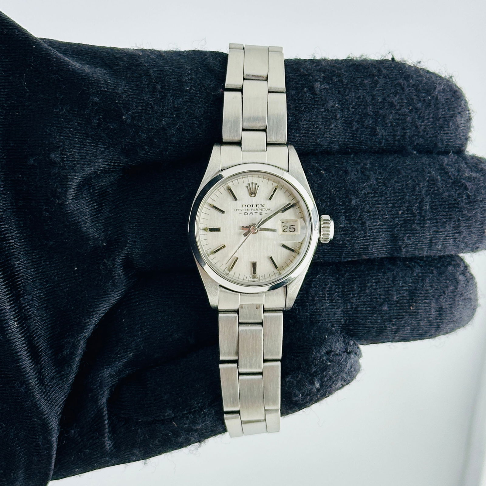 Ladies Rolex Ref 6917 Silver Dial Oyster Perpetual Date Watch: Ladies Rolex Ref 6917 Silver Dial Oyster Perpetual Date Watch This Rolex Oyster Perpetual Date is a ladies' timepiece featuring a silver dial and a smooth bezel. It is equipped with a folded Oyster br