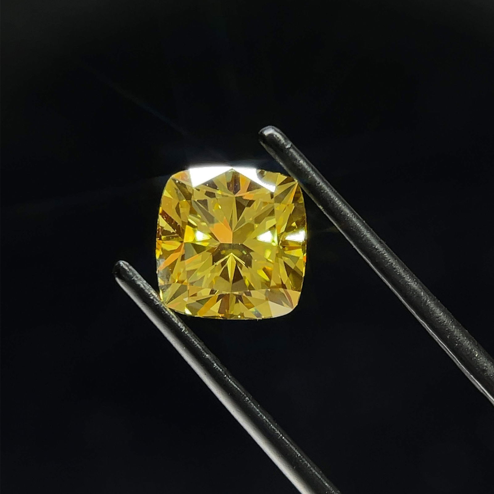 Loose Diamond - CUSHION BRILLIANT 2.62ct Fancy Intense Brownish Yellow VS1: Loose Diamond - CUSHION BRILLIANT 2.62ct Fancy Intense Brownish Yellow VS1 Source: This is a real non-mined Diamond that has been grown in a lab Shape: CUSHION BRILLIANT Carats: 2.62 Color: Fancy Inte