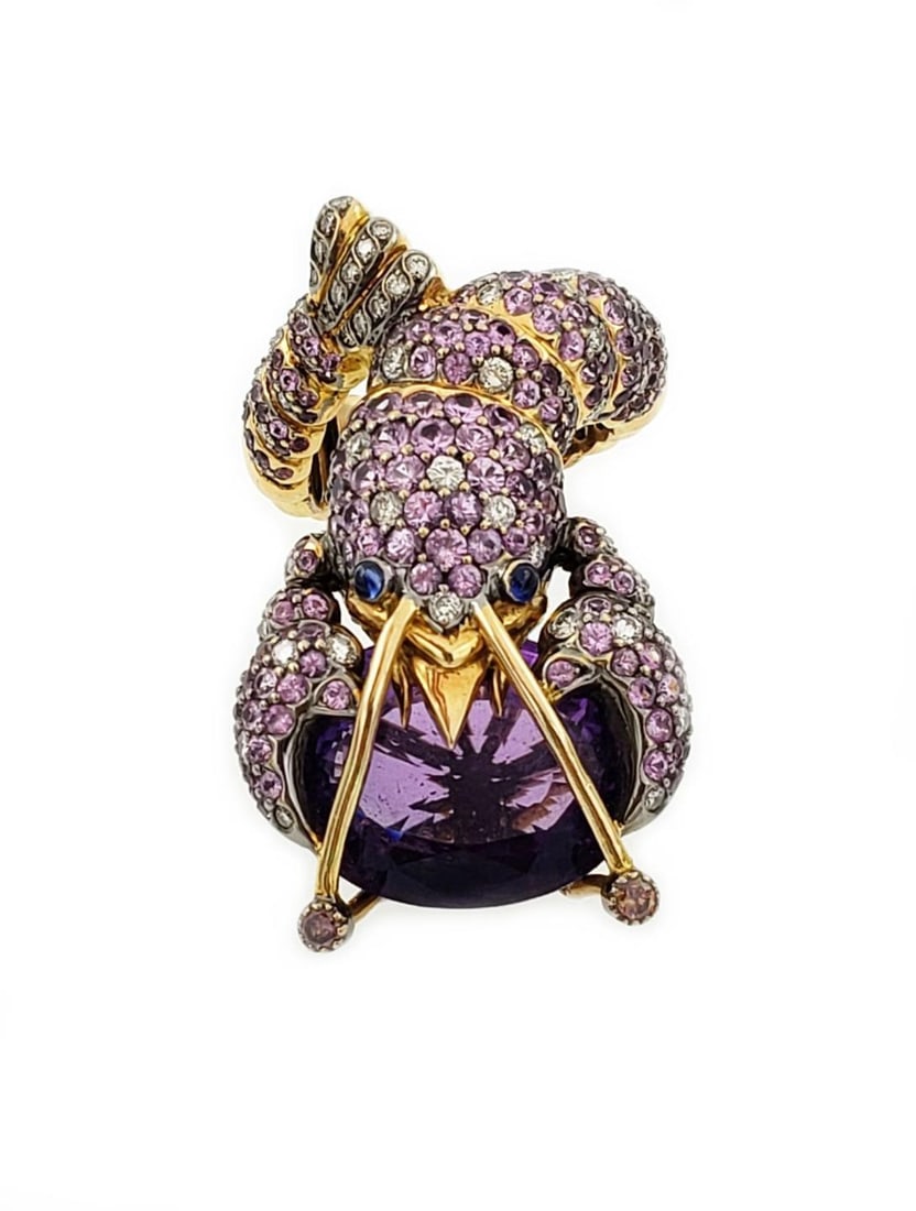 Estate 7.5ct Diamond Sapphire Amethyst 18k Gold Lobster Ring Size 8: Estate 7.5ct Diamond Sapphire Amethyst 18k Gold Lobster Ring Size 8 This striking estate ring showcases a unique lobster design, beautifully crafted from 18k yellow gold. The lobster features a large