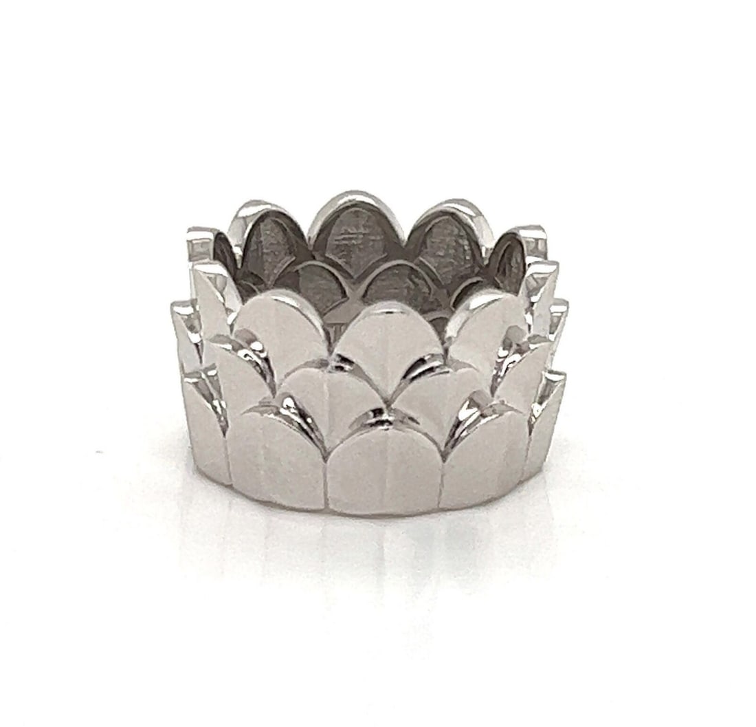18k White Gold Une ile D'or Band Ring by Fred of Paris Size 6.25: 18k White Gold Une ile D'or Band Ring by Fred of Paris Size 6.25 This Fred of Paris Une ile D'or wide crown band ring is crafted from 18k white gold and features a sophisticated, signature design. The