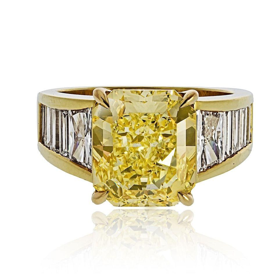 Fancy Yellow Diamond Ring in 18K Yellow Gold 5.28ct with GIA: Fancy Yellow Diamond Ring in 18K Yellow Gold 5.28ct with GIA This exquisite 5.28ct Fancy Intense Yellow Radiant Cut Diamond Ring is a stunning piece crafted in 18K Yellow Gold, weighing 10.6 grams. Th