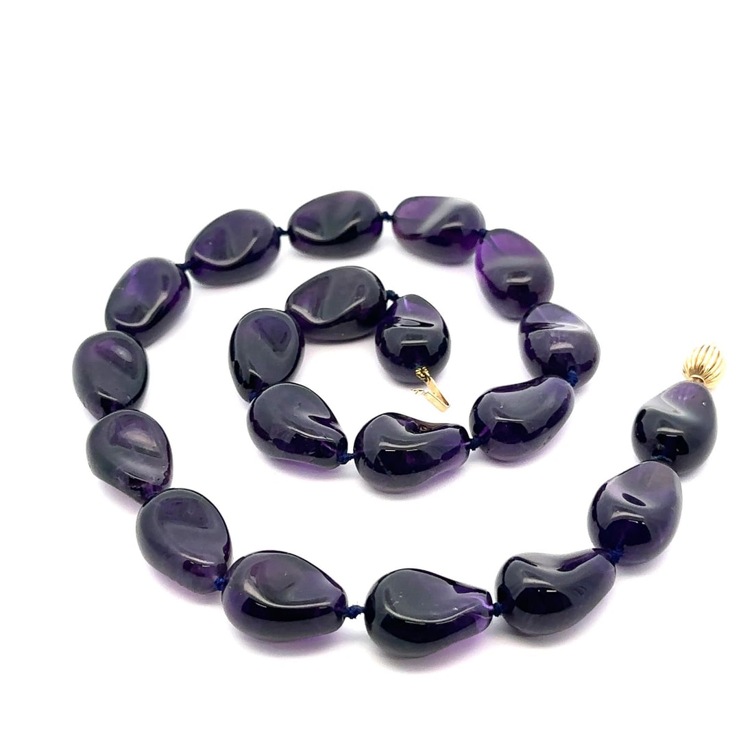 Vintage 14k Yellow Gold Amethyst Tumbled Bead Necklace 18 Inches: Vintage 14k Yellow Gold Amethyst Tumbled Bead Necklace 18 Inches This stunning vintage necklace features a strand of large, tumbled natural amethyst beads, showcasing a deep purple hue. The necklace i