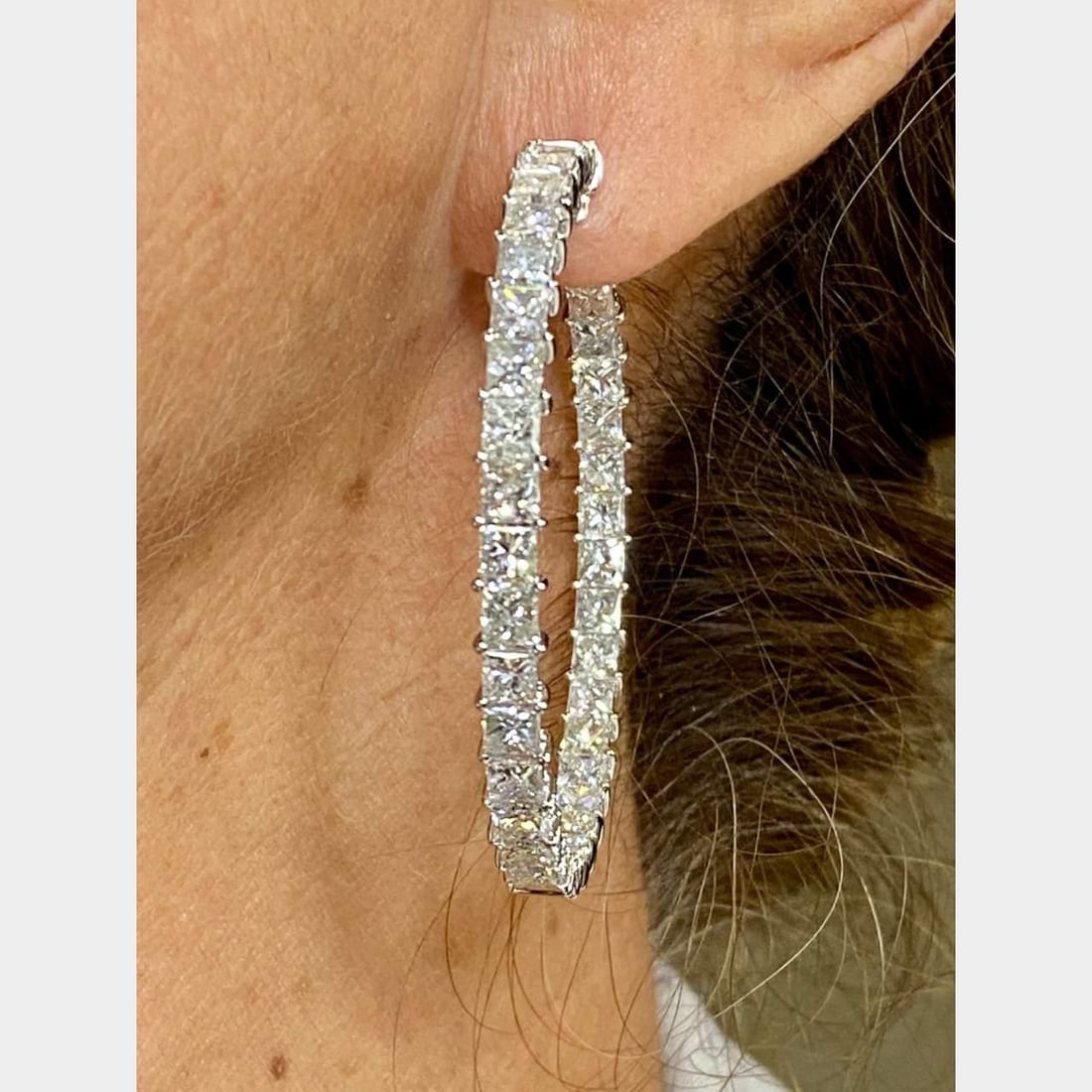 18K White Gold Hoop Earrings 18.35 Ct with 76 Diamonds: 18K White Gold Hoop Earrings 18.35 Ct with 76 Diamonds Elevate your elegance with these stunning 18K White Gold Hoop Earrings, featuring a remarkable total diamond weight of 18.35 ct. Crafted from lux