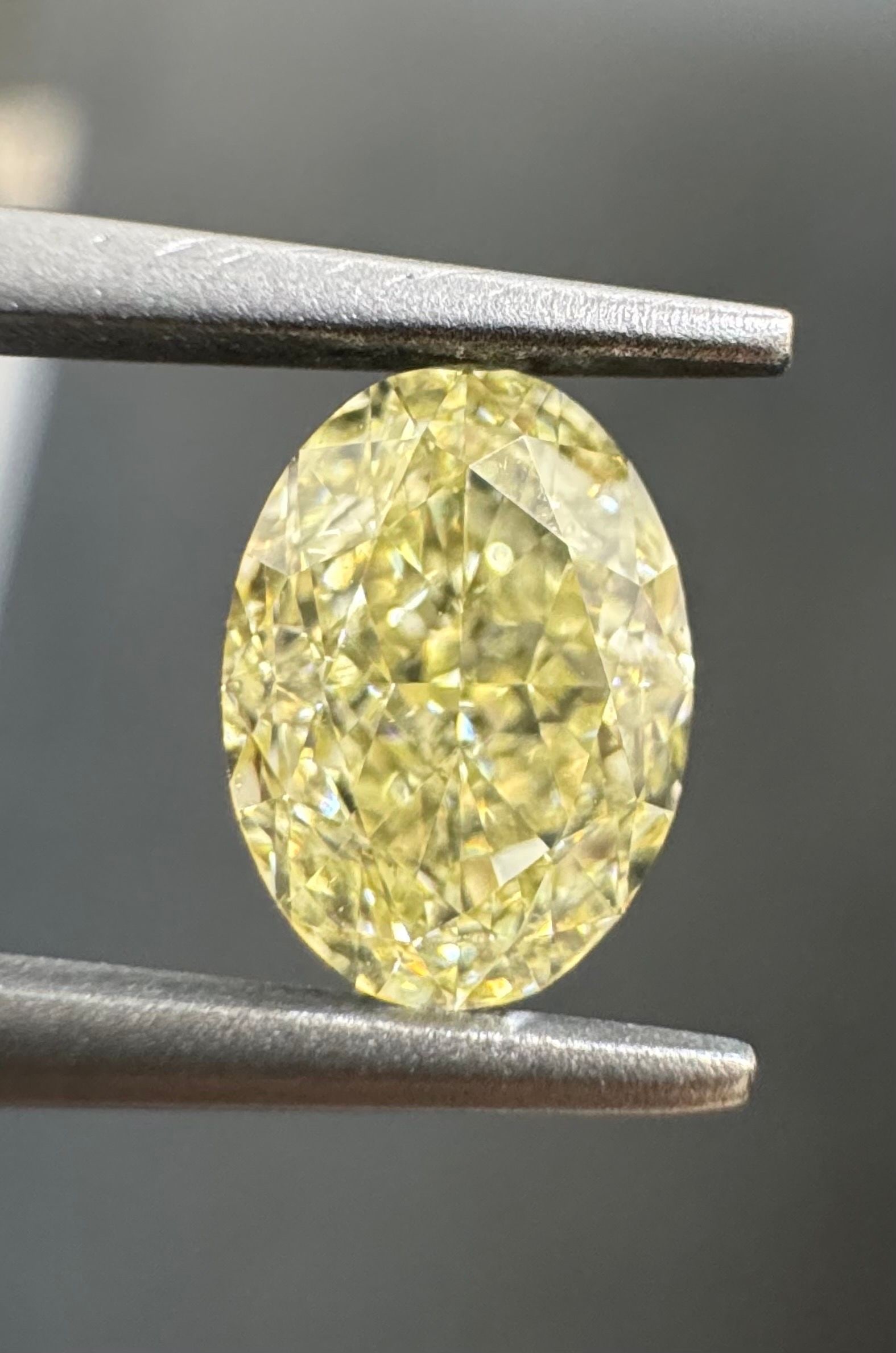 Loose Diamond - OVAL 1.02ct Y-Z VVS2: Loose Diamond - OVAL 1.02ct Y-Z VVS2 Source: Natural Shape: OVAL Carats: 1.02 Color: Y-Z Certification: GIA Video: Video Link The Diamond Depot Guarantee: All items in this auction are guaranteed