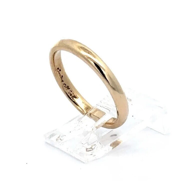 Unisex Classic 14K Yellow Gold 2.8mm Polished Wedding Band Ring: Unisex Classic 14K Yellow Gold 2.8mm Polished Wedding Band Ring This unisex classic wedding band ring is crafted from high-quality 14K yellow gold, featuring a polished dome design that adds a timeles