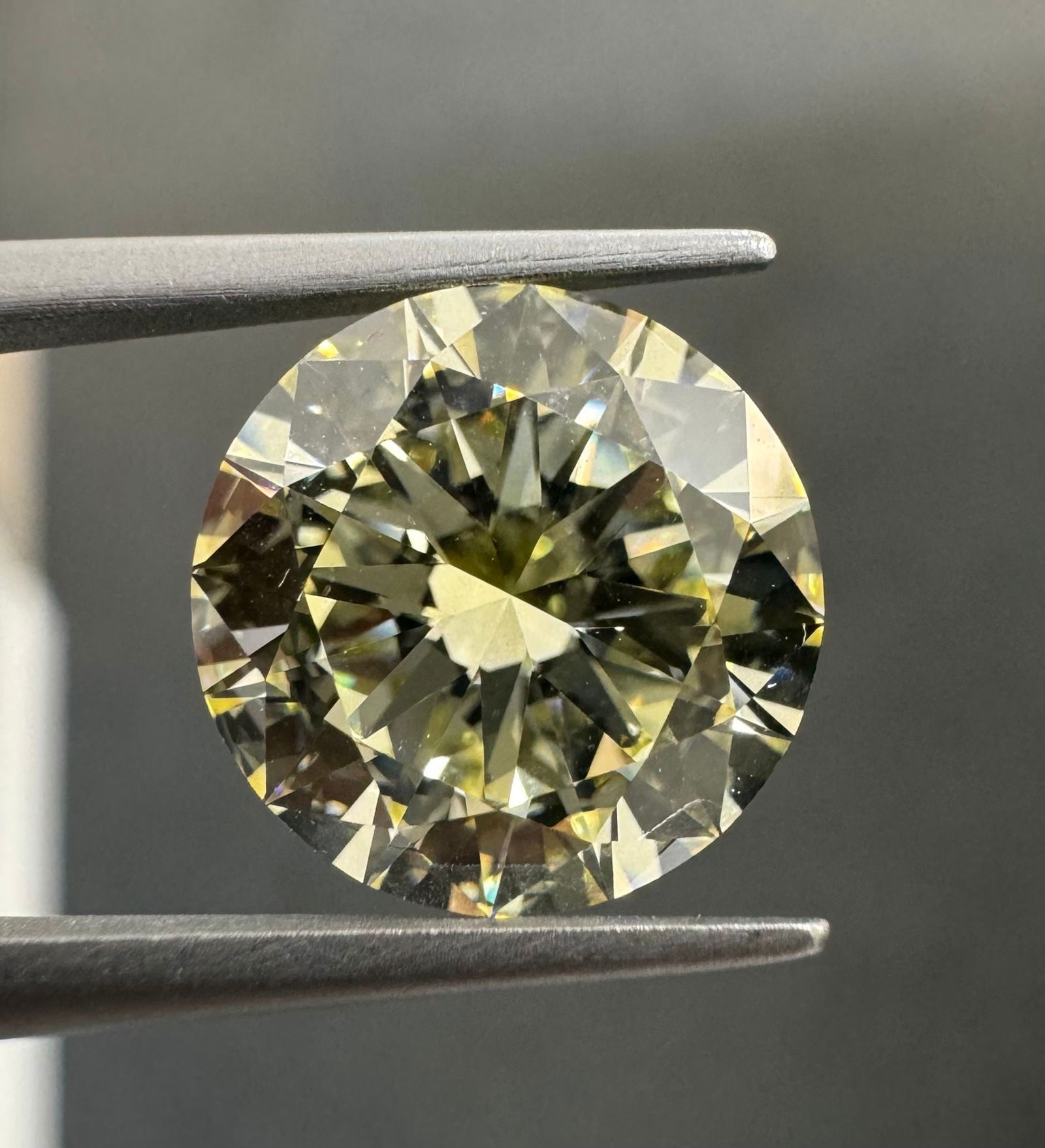 Loose Diamond - ROUND 5.02ct U-V VVS1: Loose Diamond - ROUND 5.02ct U-V VVS1 Source: Natural Shape: ROUND Carats: 5.02 Color: U-V Certification: GIA Video: