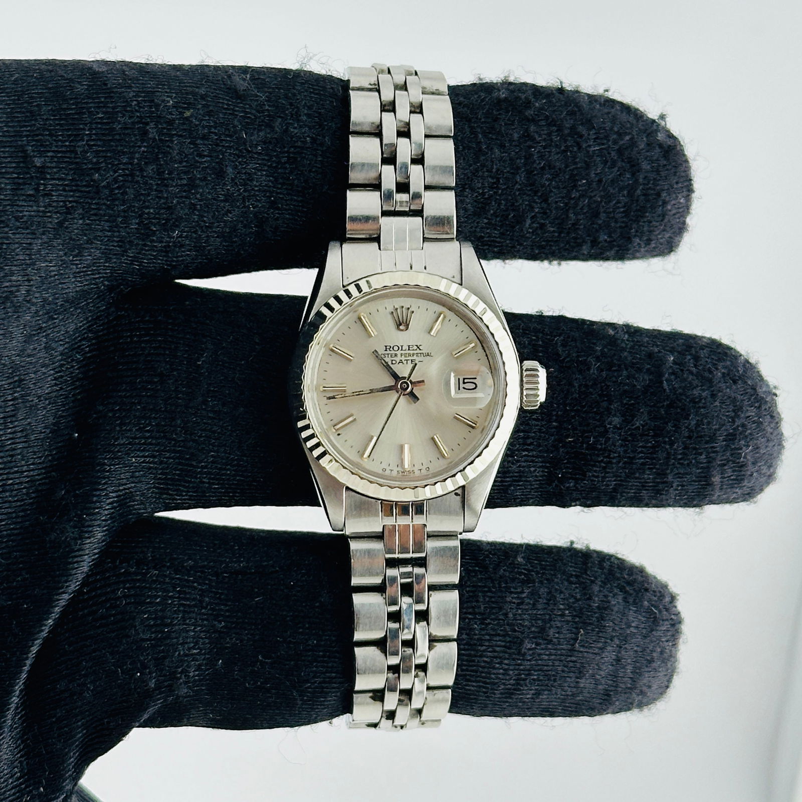 Ladies Rolex 6917 Silver Dial Watch with Fluted Bezel and Jubilee Bracelet: Ladies Rolex 6917 Silver Dial Watch with Fluted Bezel and Jubilee Bracelet This Rolex Oyster Perpetual Date features a silver dial and a fluted bezel, paired with a folded Jubilee bracelet. Designed f