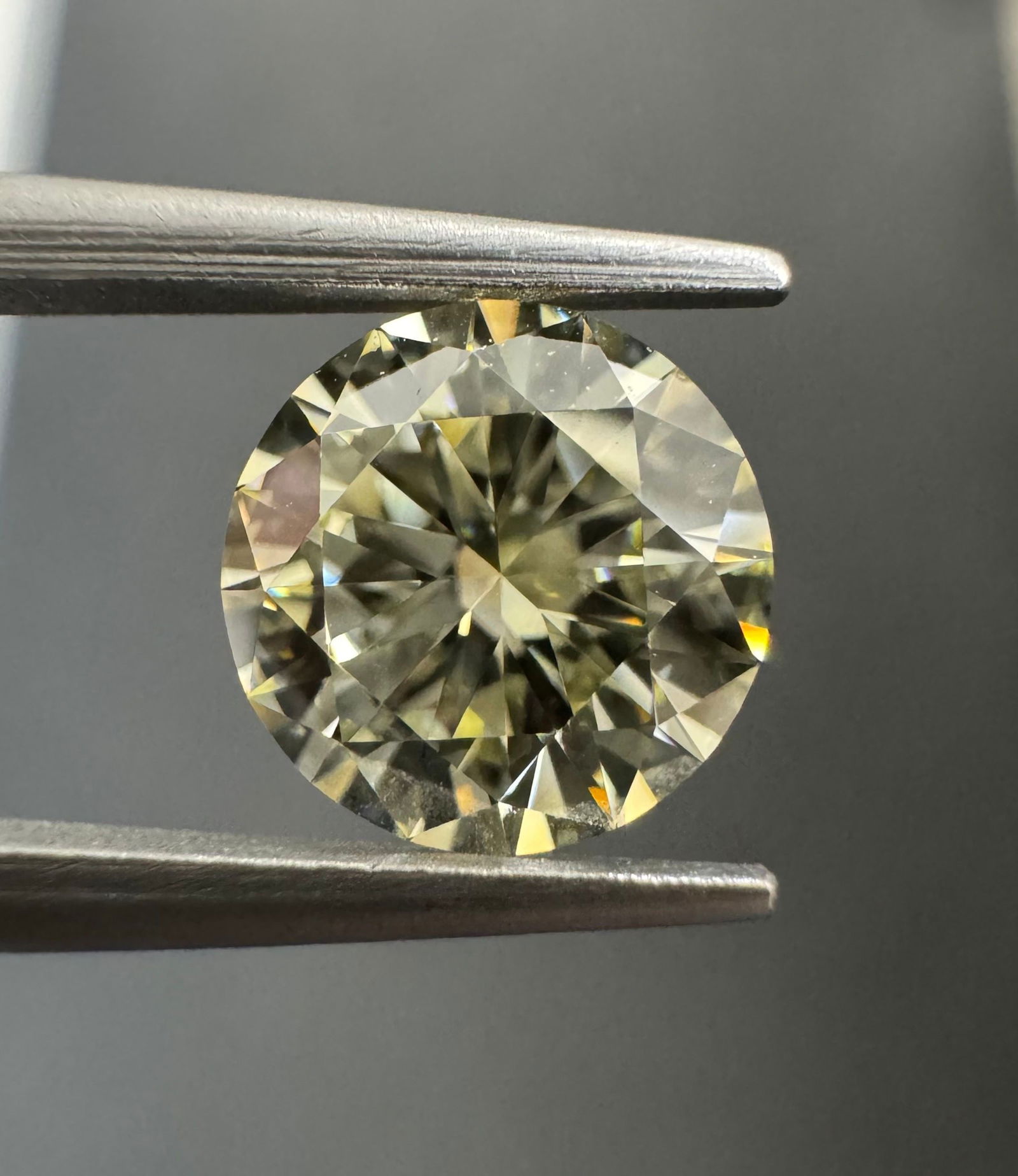 Loose Diamond - ROUND 1.05ct S-T VS1: Loose Diamond - ROUND 1.05ct S-T VS1 Source: Natural Shape: ROUND Carats: 1.05 Color: S-T Certification: GIA Video: