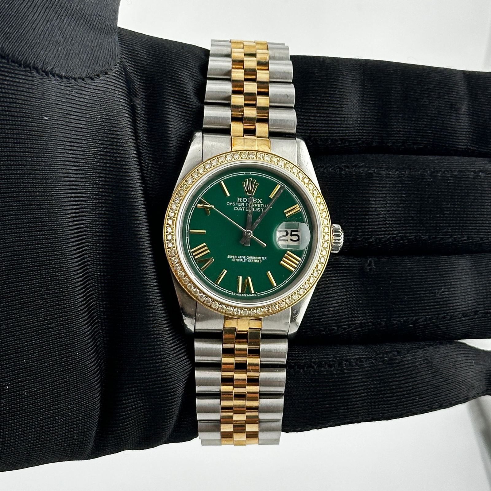 Aftermarket Green Roman Dial Jubilee Bracelet for Datejust 1601: Aftermarket Green Roman Dial Jubilee Bracelet for Datejust 1601 This Rolex Datejust features an aftermarket green Roman stick dial and an aftermarket Jubilee bracelet. It is equipped with a pave plate