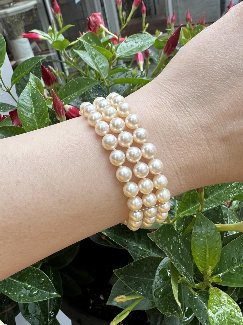 Vintage Mikimoto 3 Strand Pearl Bracelet 14k Gold Clasp: Vintage Mikimoto 3 Strand Pearl Bracelet 14k Gold Clasp This exquisite Vintage Mikimoto bracelet features three strands adorned with 69 genuine cultured pearls, each measuring between 6.5-7mm, showcas