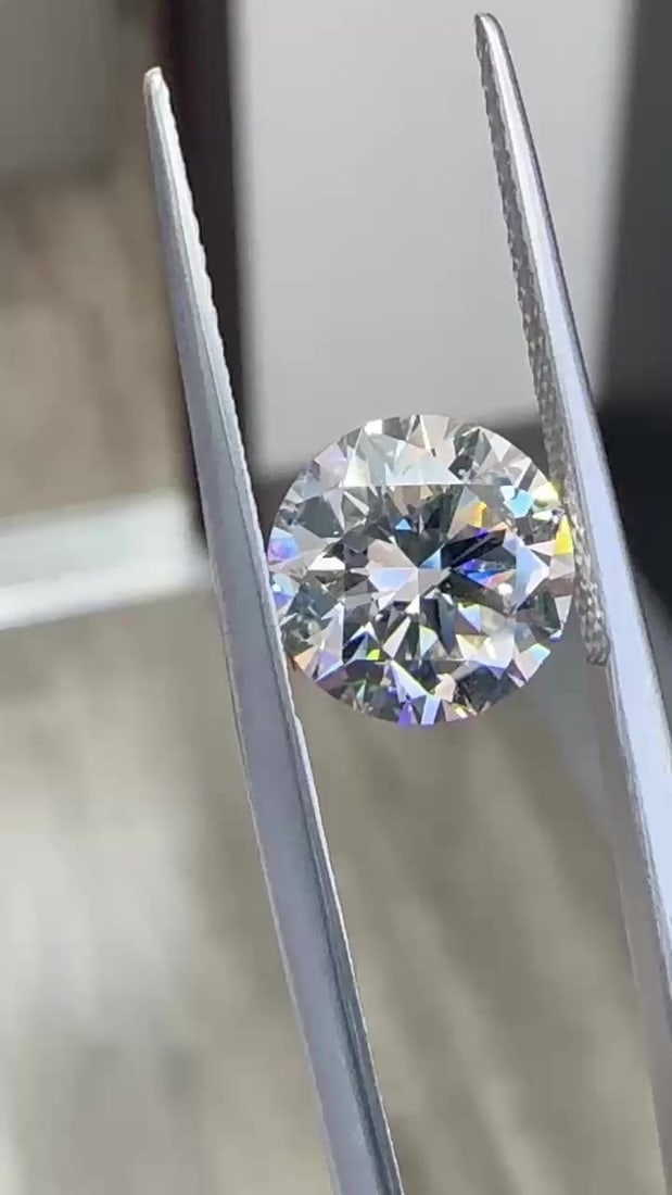 Ideal Loose Diamond - ROUND 2.7ct H VS2: Ideal Loose Diamond - ROUND 2.7ct H VS2 Source: Natural Shape: ROUND Carats: 2.7 Color: H Clarity: VS2 Certification: EGL Video: Video Link The Diamond Depot Guarantee: All items in this auction