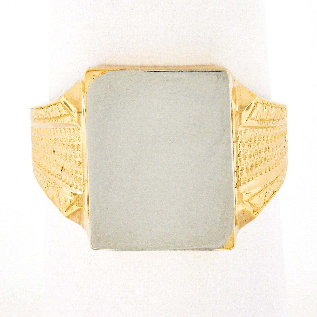 Vintage 14K Two Tone Gold Engraveable Signet Ring 7: Vintage 14K Two Tone Gold Engraveable Signet Ring 7 This exquisite vintage signet ring features a unique rectangular center, crafted from solid 14k yellow gold with a stunning white gold top. The orna