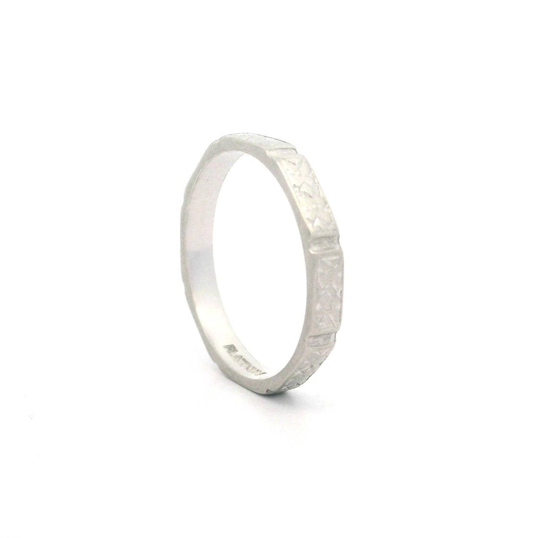 Antique Art Deco Platinum Engraved Eternity Band Ring 6.5: Antique Art Deco Platinum Engraved Eternity Band Ring 6.5 This exquisite Antique Art Deco band ring is crafted from solid platinum, showcasing a sectioned engraved design that reflects the elegance of