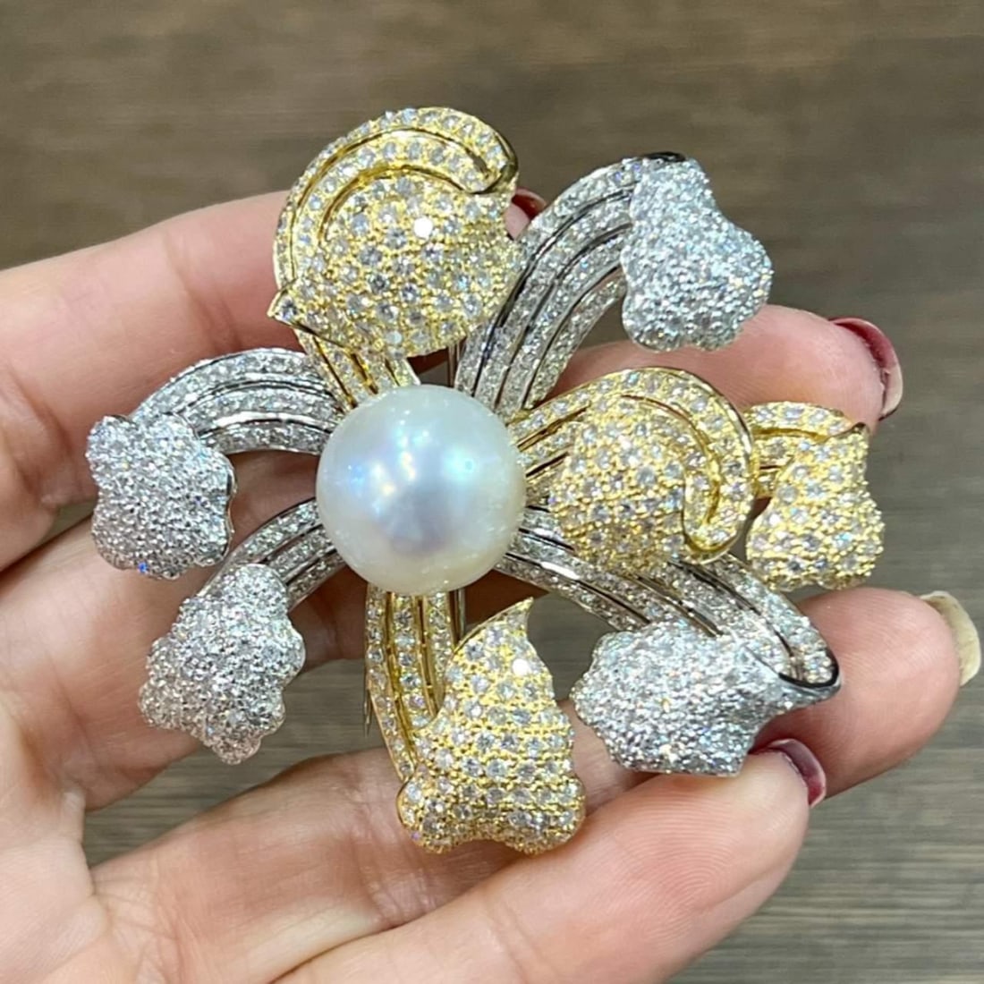 18K Gold South Sea Pearl Diamond Brooch 15.50 Ct Luxury: 18K Gold South Sea Pearl Diamond Brooch 15.50 Ct Luxury This exquisite brooch features a stunning 15.6mm South Sea pearl at its center, elegantly surrounded by numerous diamonds. Crafted from 18K yell