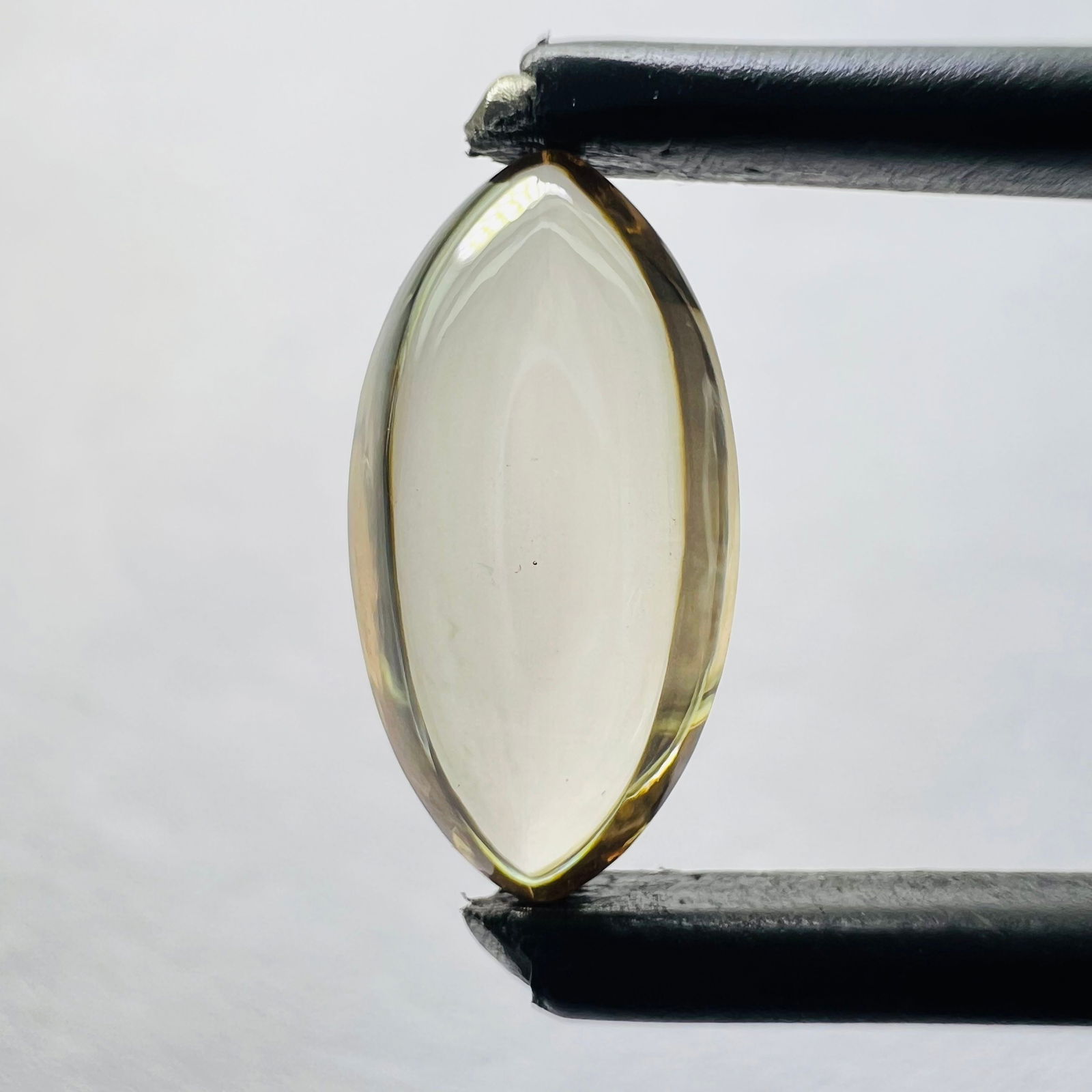 Loose Diamond - MARQUISE 1.3ct Orange VVS2: Loose Diamond - MARQUISE 1.3ct Orange VVS2 Source: This is a real non-mined Diamond that has been grown in a lab Shape: MARQUISE Carats: 1.3 Color: Orange Certification: NONE Video: