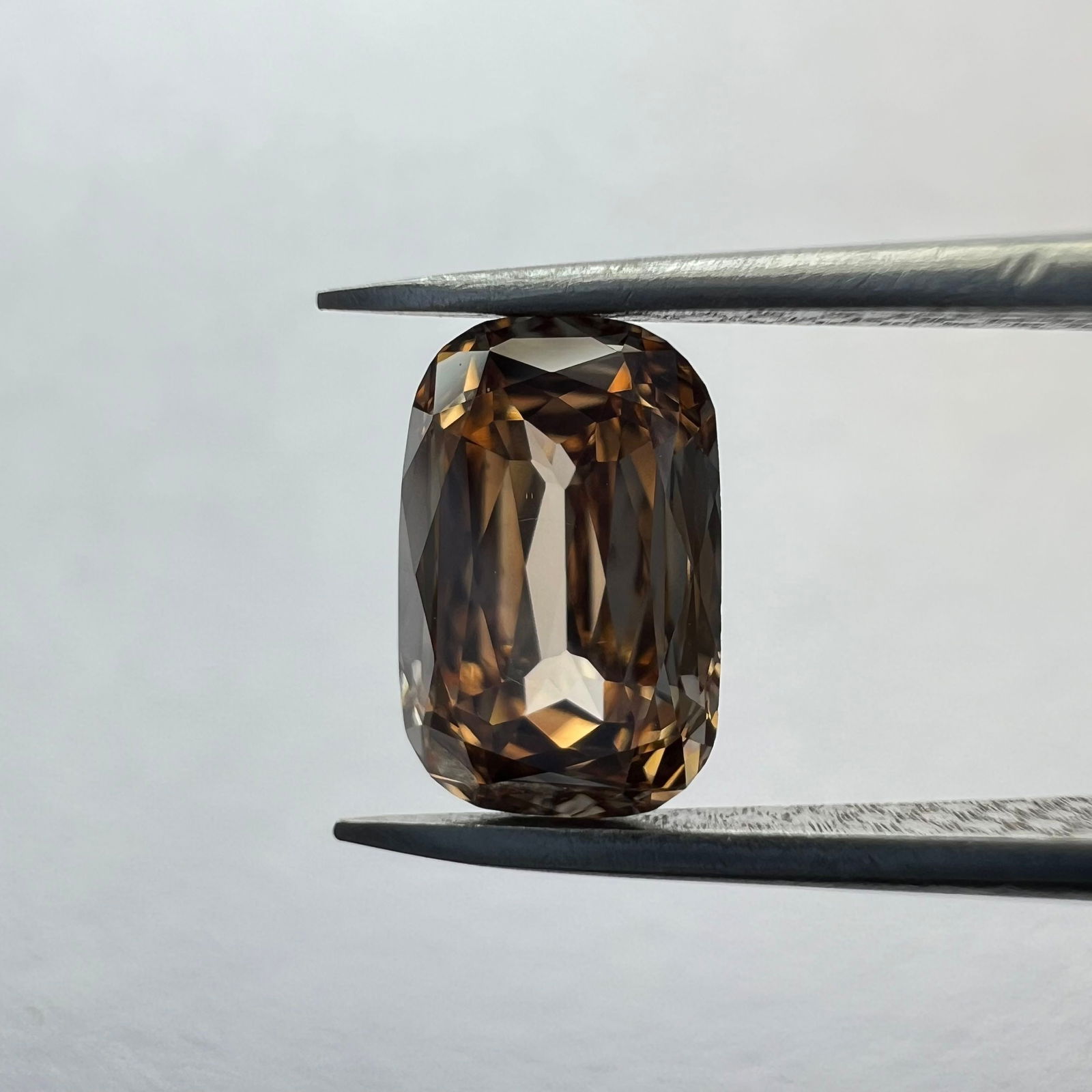 Loose Diamond - CUSHION BRILLIANT 0.58ct Orange VS1: Loose Diamond - CUSHION BRILLIANT 0.58ct Orange VS1 Source: This is a real non-mined Diamond that has been grown in a lab Shape: CUSHION BRILLIANT Carats: 0.58 Color: Orange Certification: NONE The Di