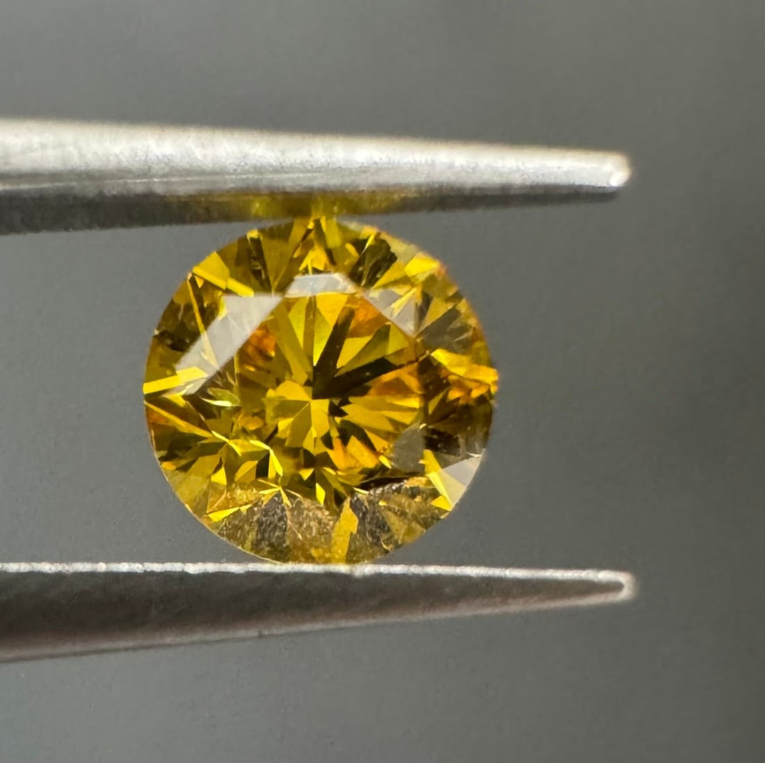 Loose Diamond - ROUND 0.21ct Fancy Vivid Orangey Yellow SI1: Loose Diamond - ROUND 0.21ct Fancy Vivid Orangey Yellow SI1 Source: Natural Shape: ROUND Carats: 0.21 Color: Fancy Vivid Orangey Yellow Certification: GIA The Diamond Depot Guarantee: All items in thi