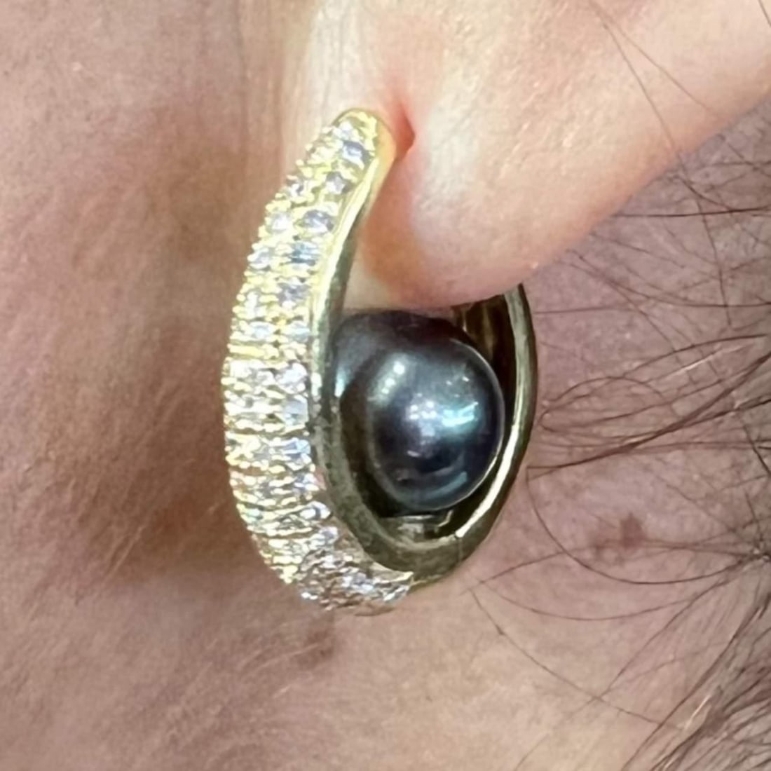 18K Yellow Gold Black South Sea Pearl Diamond Earrings 1.25 Ct: 18K Yellow Gold Black South Sea Pearl Diamond Earrings 1.25 Ct These exquisite 18K Yellow Gold earrings feature stunning Black South Sea Pearls and sparkling diamonds. Each earring is adorned with two