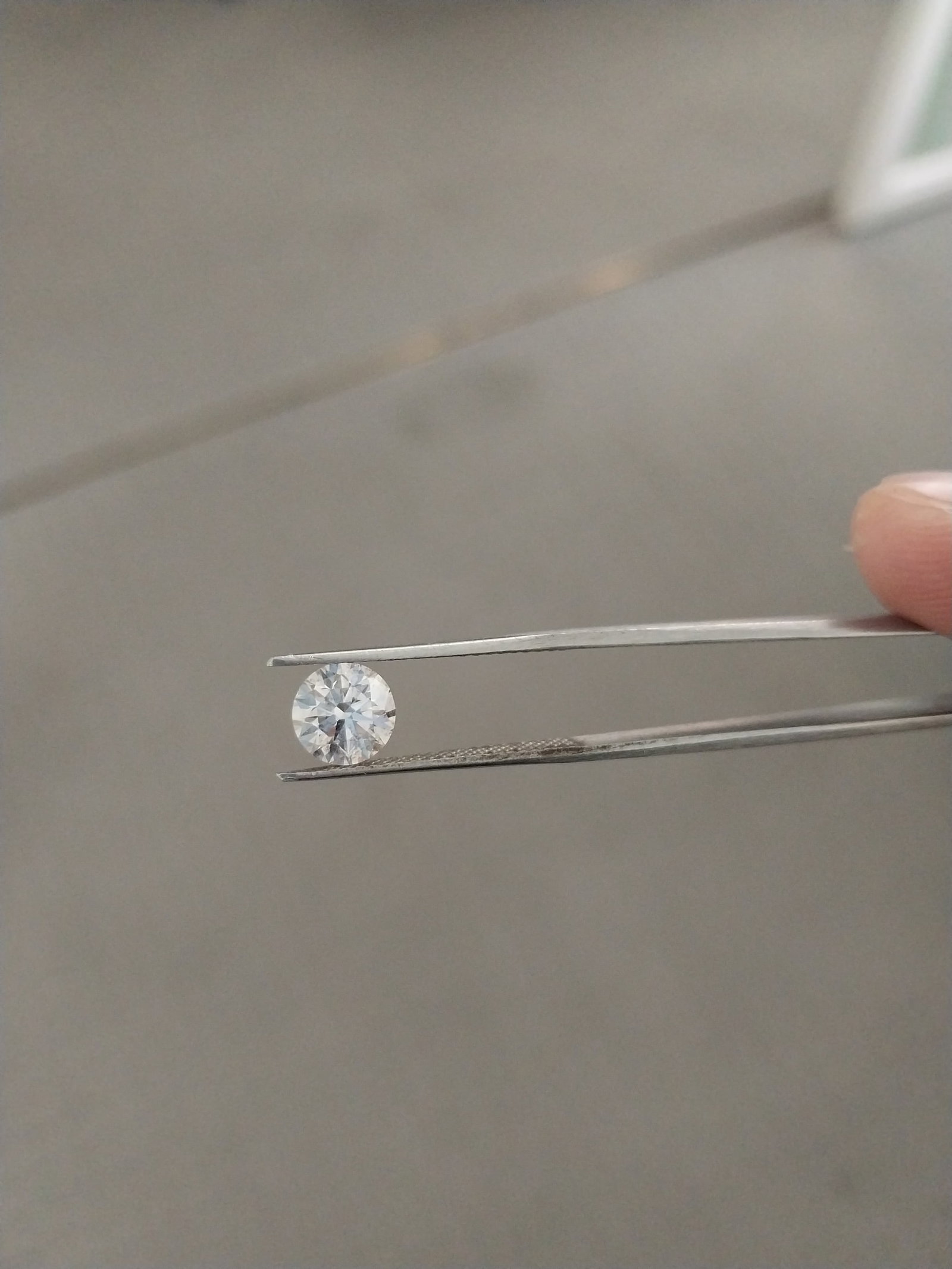 Loose Diamond - ROUND 1.0ct Faint Pink VVS2: Loose Diamond - ROUND 1.0ct Faint Pink VVS2 Source: Natural Shape: ROUND Carats: 1.0 Color: Faint Pink Certification: GIA The Diamond Depot Guarantee: All items in this auction are guaranteed to be 10