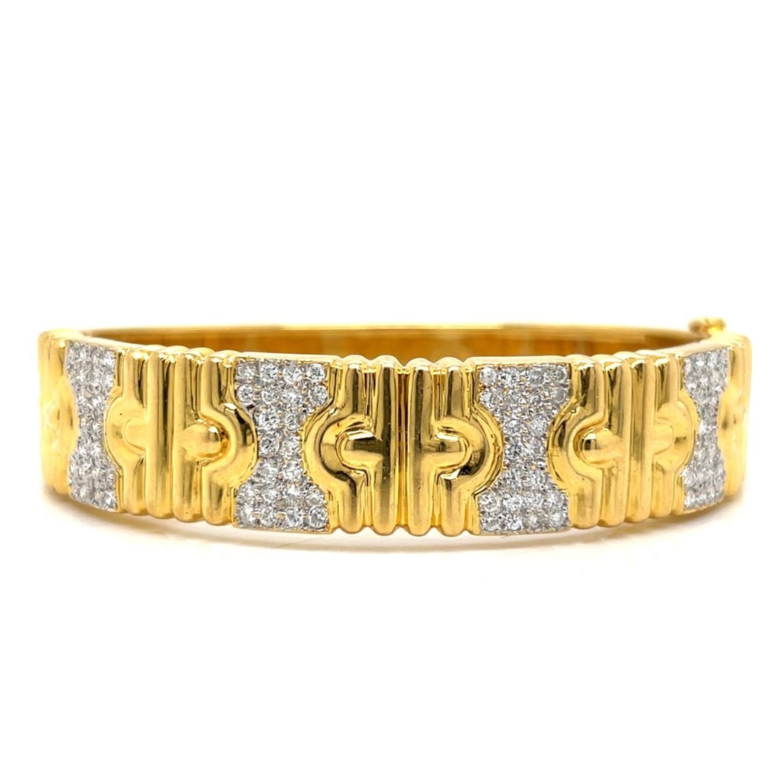 18K Yellow Gold Diamond Bangle Bracelet 122 Diamonds 2.50 Ct: 18K Yellow Gold Diamond Bangle Bracelet 122 Diamonds 2.50 Ct This exquisite 18K Yellow Gold Diamond Bangle Bracelet is a stunning addition to any jewelry collection. Weighing 50.9 grams, it is adorned