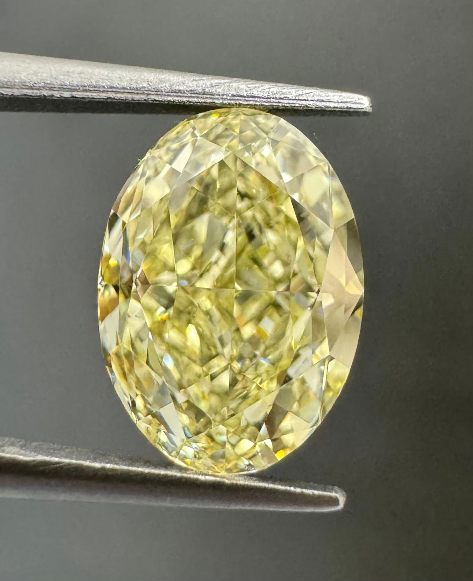 Loose Diamond - OVAL 2.1ct Fancy Light Yellow VVS1: Loose Diamond - OVAL 2.1ct Fancy Light Yellow VVS1 Source: Natural Shape: OVAL Carats: 2.1 Color: Fancy Light Yellow Certification: GIA Video: