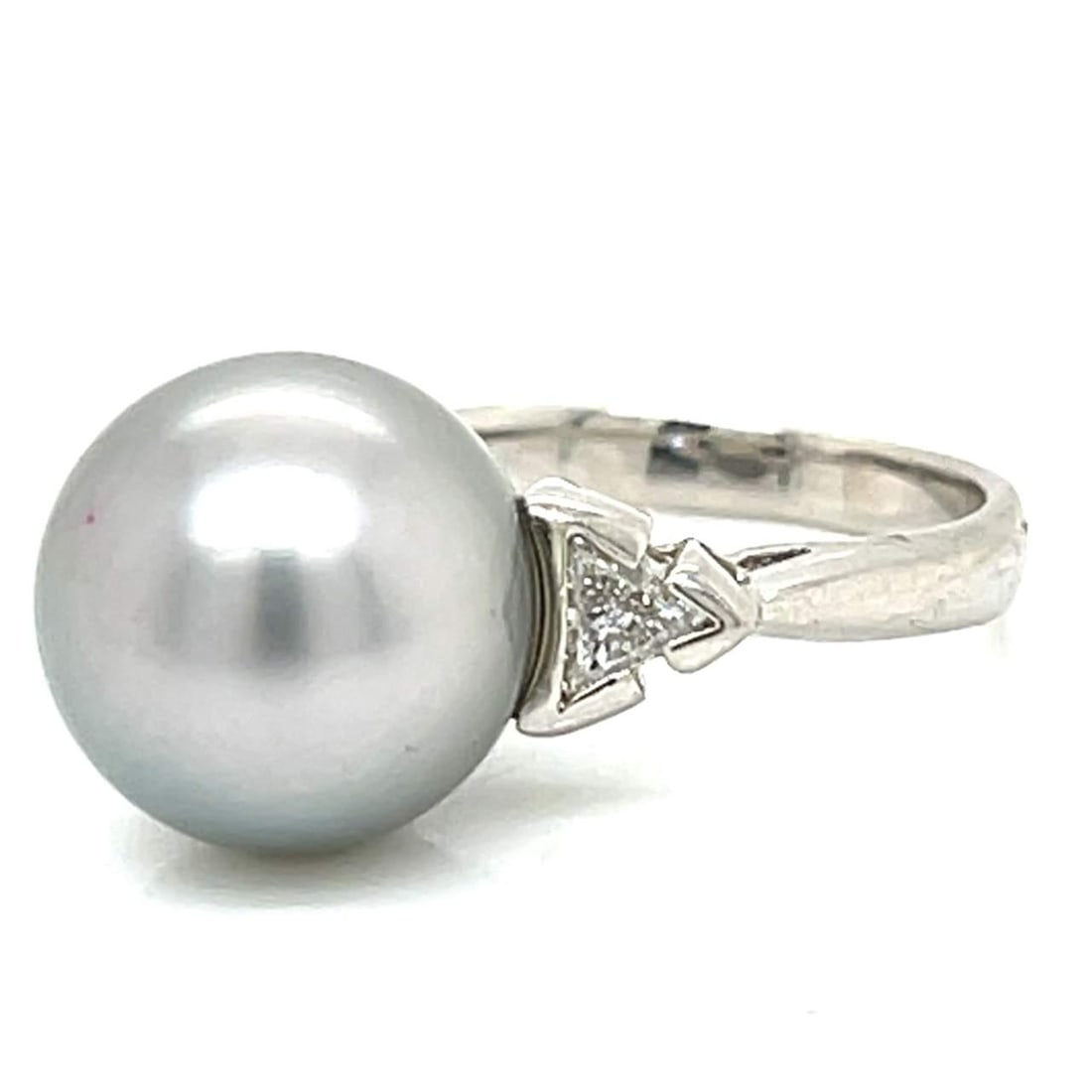 Platinum South Sea Pearl Ring with 2 Diamonds 0.22 Ct: Platinum South Sea Pearl Ring with 2 Diamonds 0.22 Ct This exquisite Platinum South Sea Pearl and Diamond Ring features a stunning 12.8mm South Sea pearl, elegantly complemented by two sparkling diamo