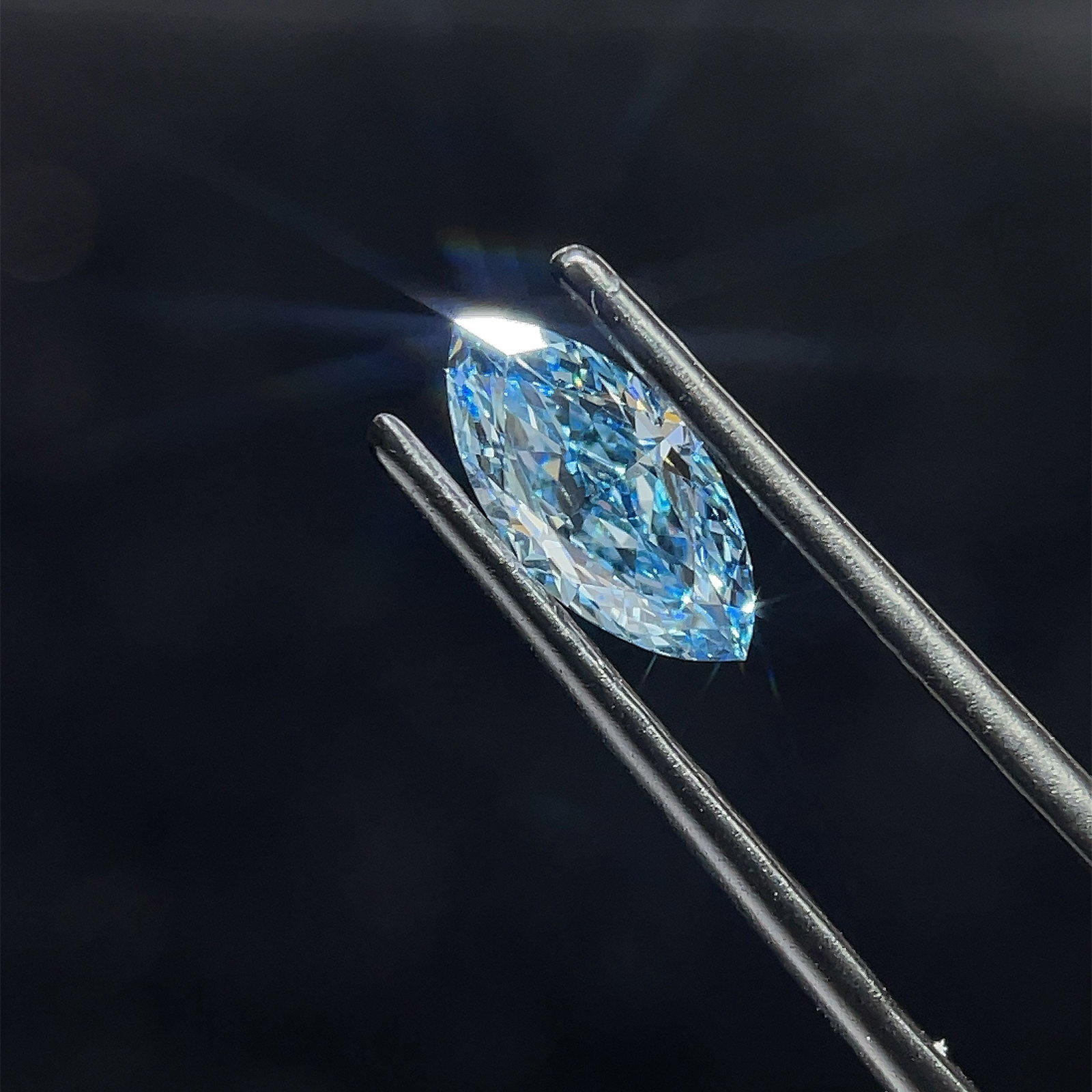 Loose Diamond - MARQUISE 1.09ct Fancy Vivid Blue VVS2: Loose Diamond - MARQUISE 1.09ct Fancy Vivid Blue VVS2 Source: This is a real non-mined Diamond that has been grown in a lab Shape: MARQUISE Carats: 1.09 Color: Fancy Vivid Blue Certification: IGI The