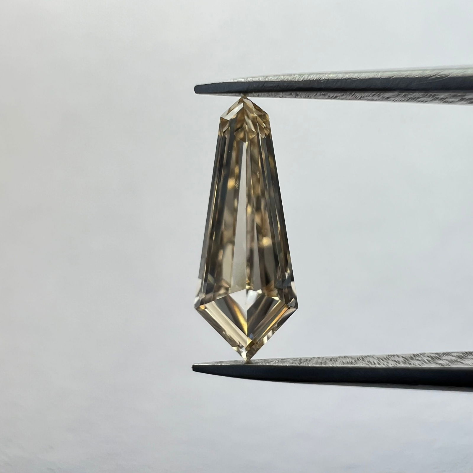 Loose Diamond - KITE 0.28ct Brown VS1: Loose Diamond - KITE 0.28ct Brown VS1 Source: This is a real non-mined Diamond that has been grown in a lab Shape: KITE Carats: 0.28 Color: Brown Certification: NONE The Diamond Depot Guarantee: