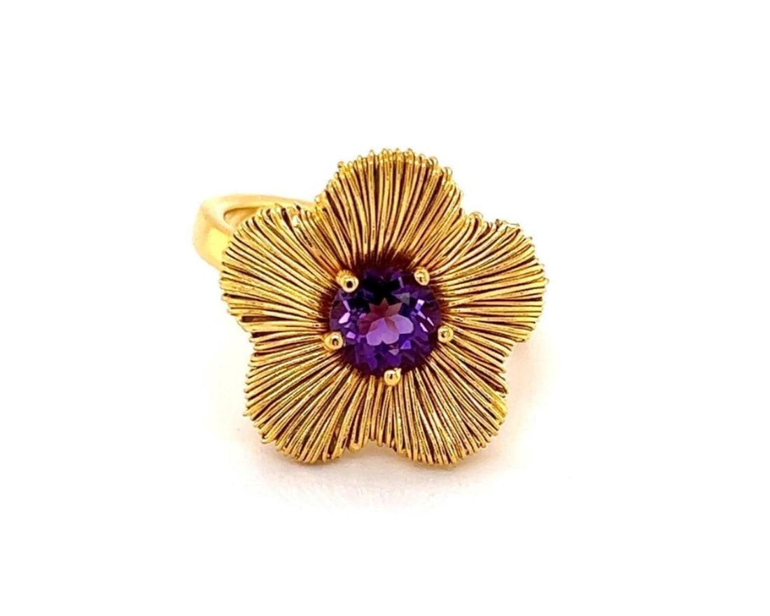 Penelope Amethyst Flower Ring by Pasquale Bruni in 18k Yellow Gold Size 7.5: Penelope Amethyst Flower Ring by Pasquale Bruni in 18k Yellow Gold Size 7.5 This authentic Pasquale Bruni Penelope ring features a sculptural flower motif crafted in solid 18k yellow gold. At the cent