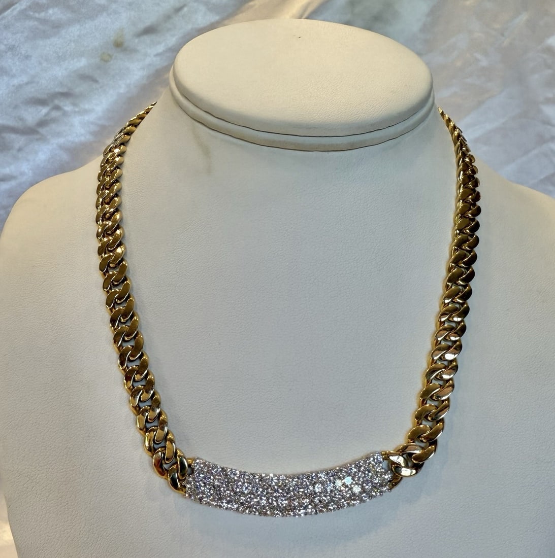 18K Yellow Gold Platinum Diamond Necklace 5.60ct 105g Signed: 18K Yellow Gold Platinum Diamond Necklace 5.60ct 105g Signed This exquisite necklace features a magnificent combination of 18K yellow gold and platinum, adorned with approximately 5.60ct of diamonds,