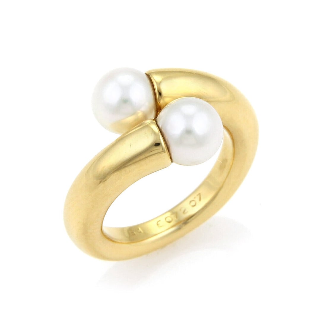 Toi et Moi Akoya Pearl Bypass Ring in 18k Yellow Gold by Cartier Size 7: Toi et Moi Akoya Pearl Bypass Ring in 18k Yellow Gold by Cartier Size 7 This Cartier ring features a Toi et Moi bypass design crafted from 18k yellow gold and set with two Akoya pearls. The signed pie