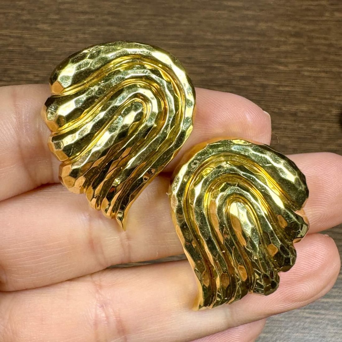 HENRY DUNEY Elegant 18K Yellow Gold Earrings 1.5 Inch: HENRY DUNEY Elegant 18K Yellow Gold Earrings 1.5 Inch These exquisite HENRY DUNEY earrings are crafted from 18K yellow gold, showcasing a luxurious and elegant design. Weighing 31.4 grams and measurin