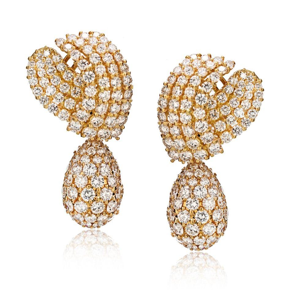 18K Yellow Gold 30 Carat Round Cut Diamond Drop Earrings: 18K Yellow Gold 30 Carat Round Cut Diamond Drop Earrings These exquisite earrings are crafted from luxurious 18K yellow gold and feature an impressive total diamond weight of approximately 30.00 carat