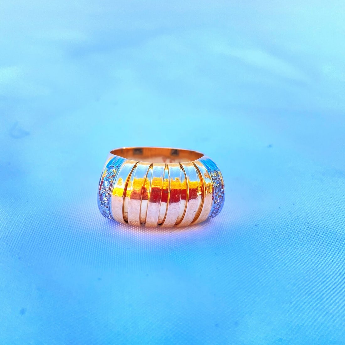 Van Cleef & Arpels 18K Yellow Gold Diamond Ring Size 7: Van Cleef & Arpels 18K Yellow Gold Diamond Ring Size 7 This exquisite ring from Van Cleef & Arpels showcases a stunning design in 18K yellow gold, complemented by a brilliant diamond centerpiece. The